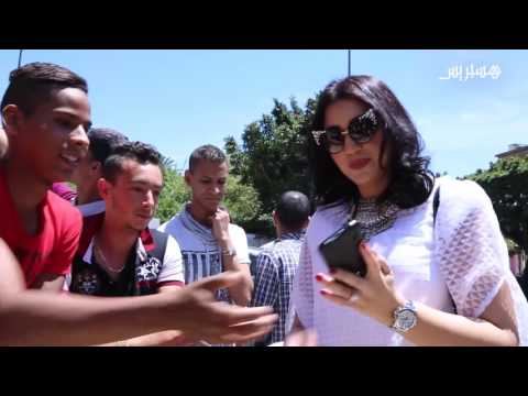 شاهد فانز لمنور يحيطون بها على هامش موازين