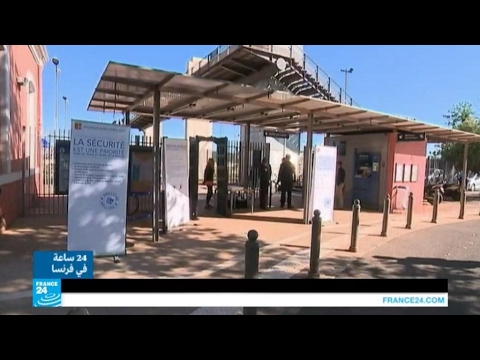 شاهد  بوابات التفتيش الإلكترونية في محطات القطار