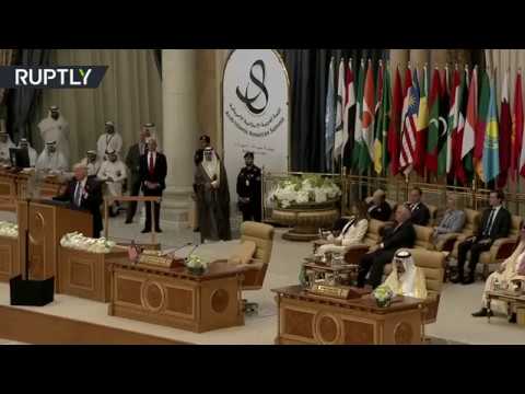 شاهد  عدسات الكاميرا تلتقط وزير التجارة الأميركي نائمًا بجانب إيفانكا ترامب