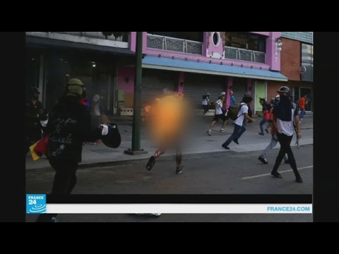 بالفيديو المتظاهرون يحرقون رجلًا مؤيدًا للحكومة في فنزويلا