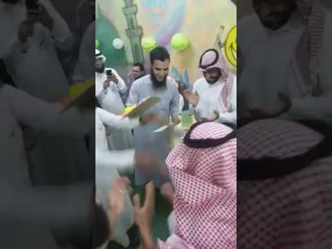 بالفيديو مدرّس مذهل يتعامل بلطف مع طفل يتيم