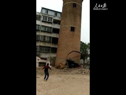 بالفيديو لحظة انهيار مدخنة ضخمة فوق عامل