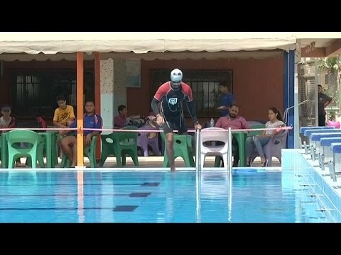 بالفيديو عمر حجازي يقطع خليج العقبة سباحة رغم ساقه المبتورة