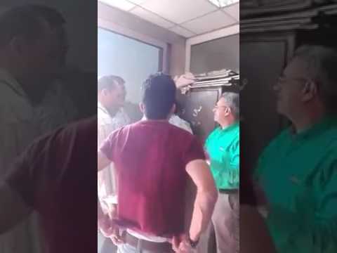 شاهد موظف مصري يحاول الانتحار بسبب خصم 500 جنيه من راتبه