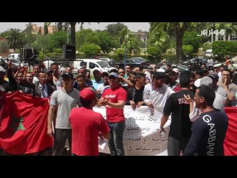 شاهد محتجون يطالبون برحيل رئيس بلدية خريبكة