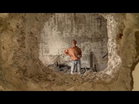 بالفيديو سوريون يشقون طريق العودة إلى الزبداني ومضايا