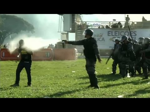 بالفيديو صدامات عنيفة بين الشرطة ومحتجين في البرازيل