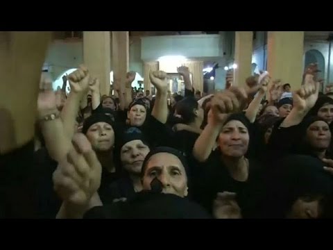 شاهد الأقباط يشيعون ضحايا حادث المنيا الإرهابي