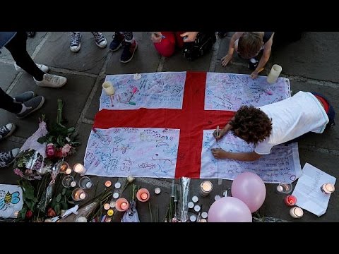 شاهد اعتقال شخصين يشتبه في ارتباطهما بهجوم مانشيستر