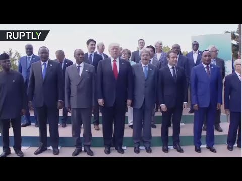شاهد ترامب يحجب الرؤيا عن ميركل ويتجاهلها في صورة جماعية