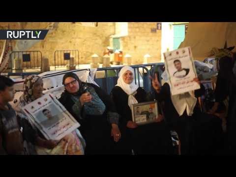شاهد أمهات الأسرى الفلسطينيين يحتفلن بسبب تعليق إضراب أبنائهن