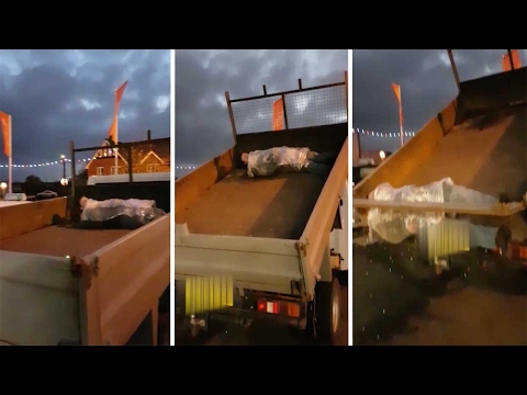 شاهد عندما يمزح ميكانيكي مع صديقه