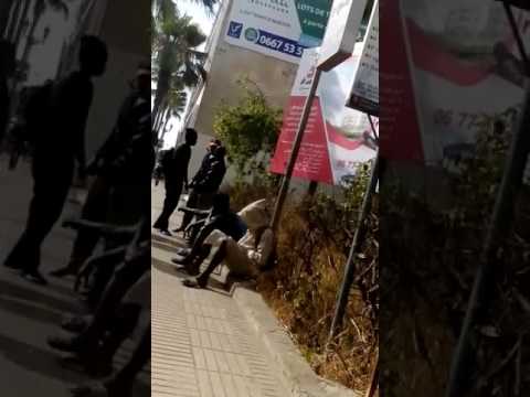 شاهد ما حدث بين مهاجرين من دول أفريقيا ورجال شرطة في البيضاء