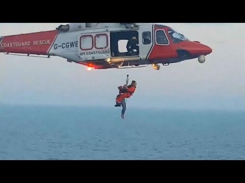 بالفيديو لحظة انقاذ 3 شباب علقوا أثناء تسلقهم جرف ماء