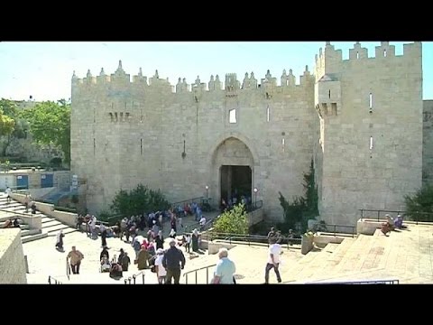 شاهد عشرات الآلاف من الفلسطنيين يؤدون صلاة الجمعة في المسجد الأقصى