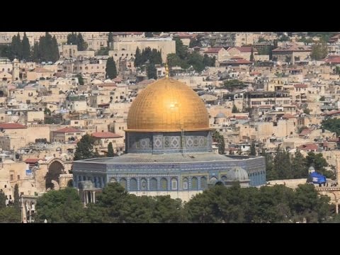 شاهد الفلسطينيين يؤدون الصلاة في القدس في أول جمعة من رمضان