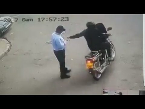 شاهد لقطات صادمة لسرقة هاتف في نهار رمضان