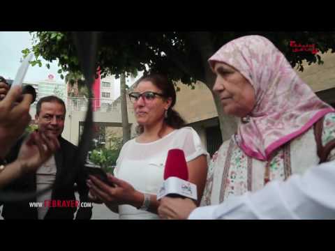 شاهد لحظة عانقت أم الزفزافي المحامي كنشكرك شفت اوليدي
