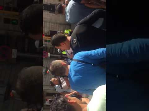 بالفيديو  اعتداء نشطاء الحراك على مواطن يحمل العلم المغربي
