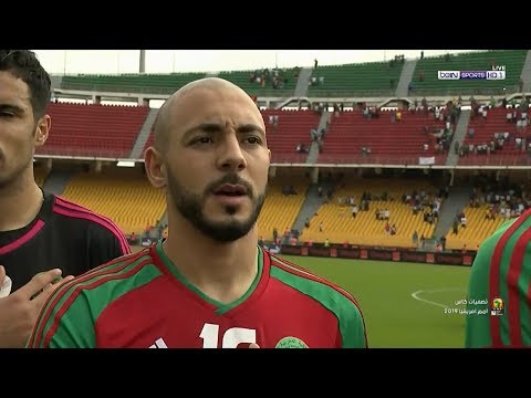 شاهد  لاعبو المغرب يرددون النشيد الوطني في مباراة الكاميرون