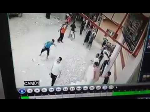 بالفيديو حرب شوارع بالأسلحة البيضاء والشوم بين عائلتين في الشرقية