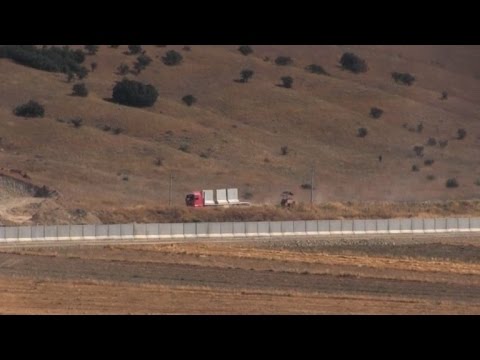 شاهد تركيا تبني جدارًا على طول الحدود مع سورية