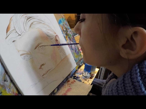 شاهد فتاة تتحدى الإعاقة وترسم بفمها بورتريهات رائعة