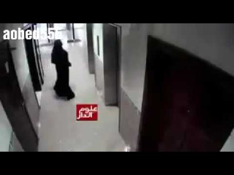 شاهد كاميرات مراقبه في أبوظبي توثق لحظة دخول قاتل تنكّر في زيّ نسائي