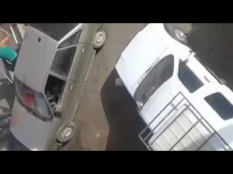 بالفيديو  مسلح يهاجم الشرطة المغربية بسيف كبير