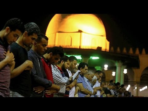 جدل في مصر بعد منع إذاعة صلاة التراويح عبر مكبرات الصوت