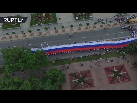 علم روسي بطول 300 متر يحمل في روستوف