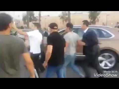 شاهد مغربي يوقف موكب الملك محمد السادس لمساعدته