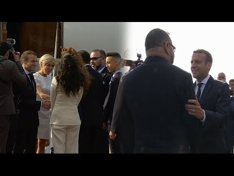 شاهد مراسم استقبال الملك محمد السادس للرئيس الفرنسي إيمانويل ماكرون