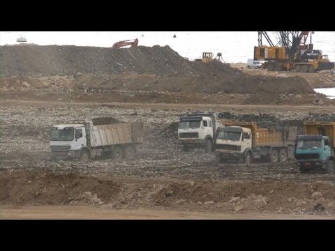 شاهد طمر جبل من النفايات في البحر يثير الجدل في لبنان