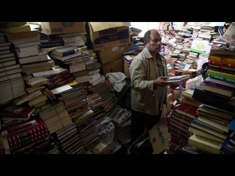 شاهد عامل نظافة كولومبي يؤسس مكتبة كبيرة في منزله