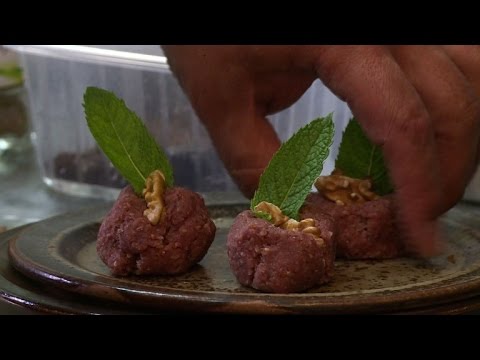 لاجئ سوري يقدم خبرته في الطبخ ليوم واحد لرواد مطعم قرب باريس
