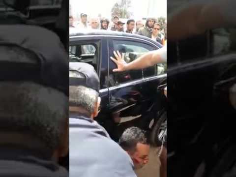 شاهد سائق سيارة يحاول سرقة 4 ملايين سنتيم من مواطن مغربي في أغادير