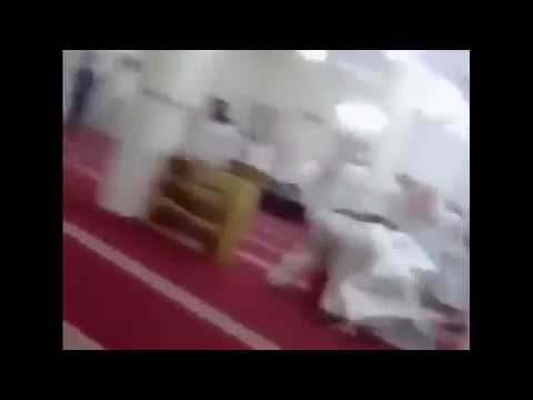 شاهد لقطات صادمة لشجار داخل مسجد وسط ذهول المتواجدين