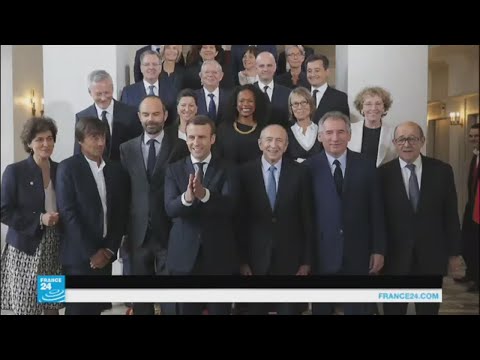 شاهد استقالة وزيرين من الحكومة الفرنسية