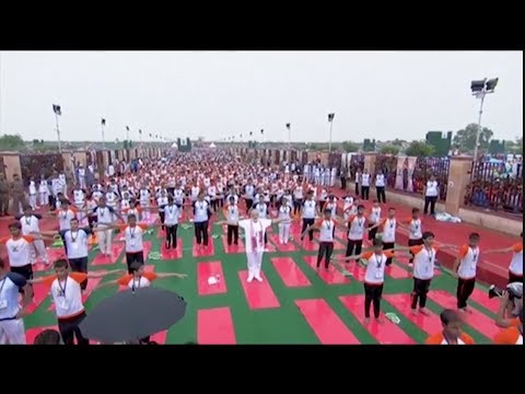 رئيس وزراء الهند يقود الآلاف لممارسة اليوغا