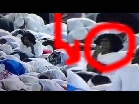 بالفيديو  شاب يدخن وسط الصلاة في الكعبة‎