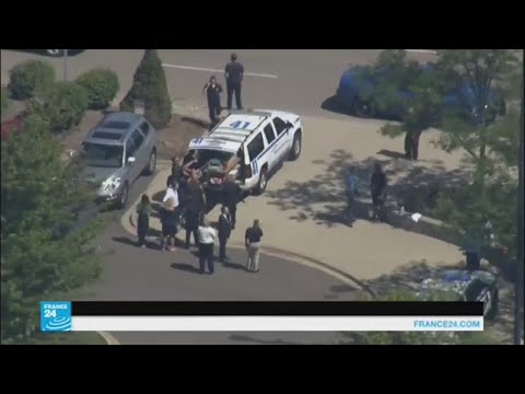 رجل يطعن شرطيًا في مطار ولاية ميشيغان وهو يهتف الله أكبر