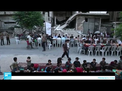 موائد إفطار جماعي وسط الدمار في مدينة دوما المحاصرة قرب دمشق