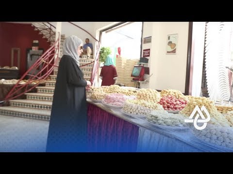 شاهد إقبال شديد على حلويات عيد الفطر