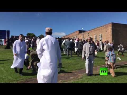 شاهد سيارة تدهس حشدًا من المحتفلين بعيد الفطر