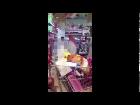 شاهد لحظة تحرّش رجل بطفل في سوبر ماركت في السعودية