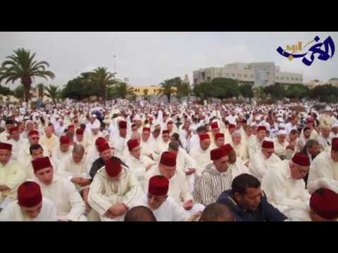شاهد المغربيون يرفعون أكفهم للدعاء خلال صلاة عيد الفطر