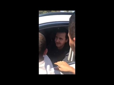 شاهد الرئيس بشار الأسد يتجوّل في سيّارته بين الناس