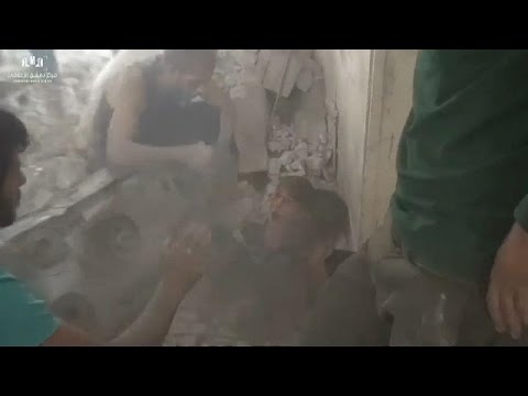 شاهد لحظة إنقاذ طفلين من تحت الأنقاض إثر غارة جوية في عين ترما