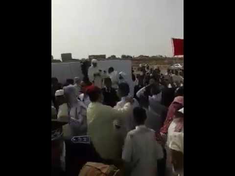 شاهد مواطنون يطردون إمام من المصلى يوم العيد في مدينة بوجدور